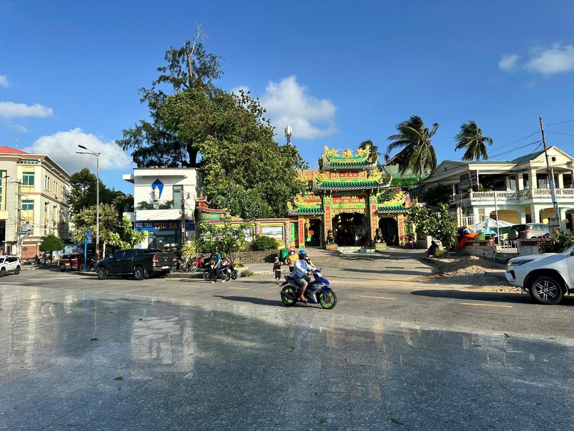 Отель Khach San Tuyet Hien Дуонг-Донг Экстерьер фото